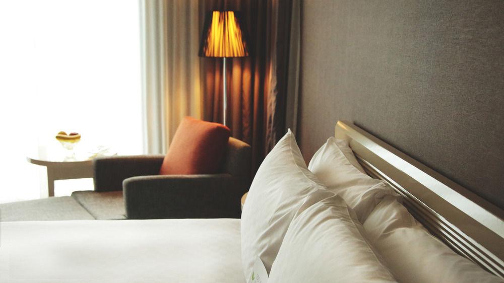 Hotel Royal Hsinchu Exterior photo A bed with two pillows