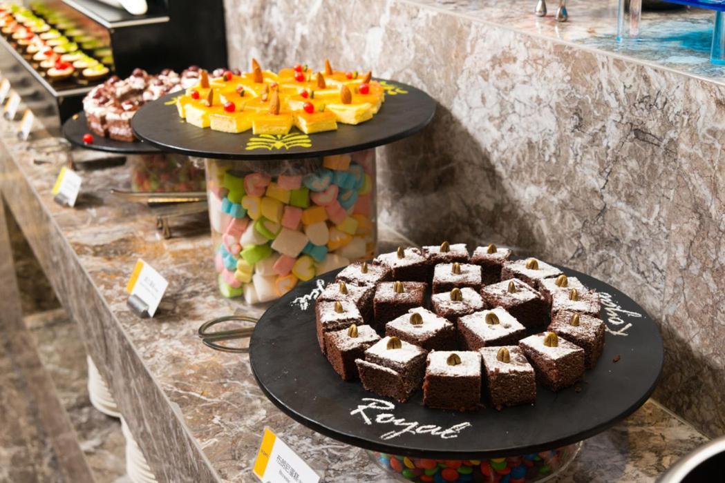 Hotel Royal Hsinchu Exterior photo A selection of desserts