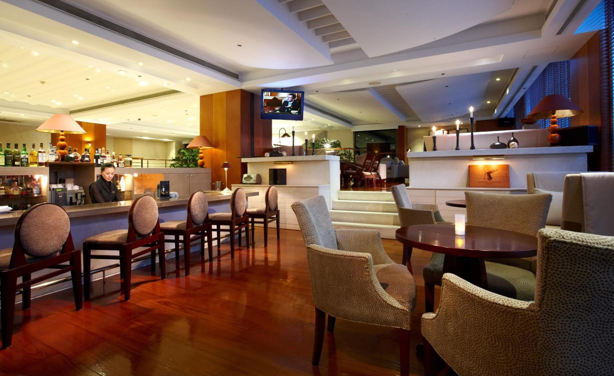 Hotel Royal Hsinchu Restaurant photo The Bar