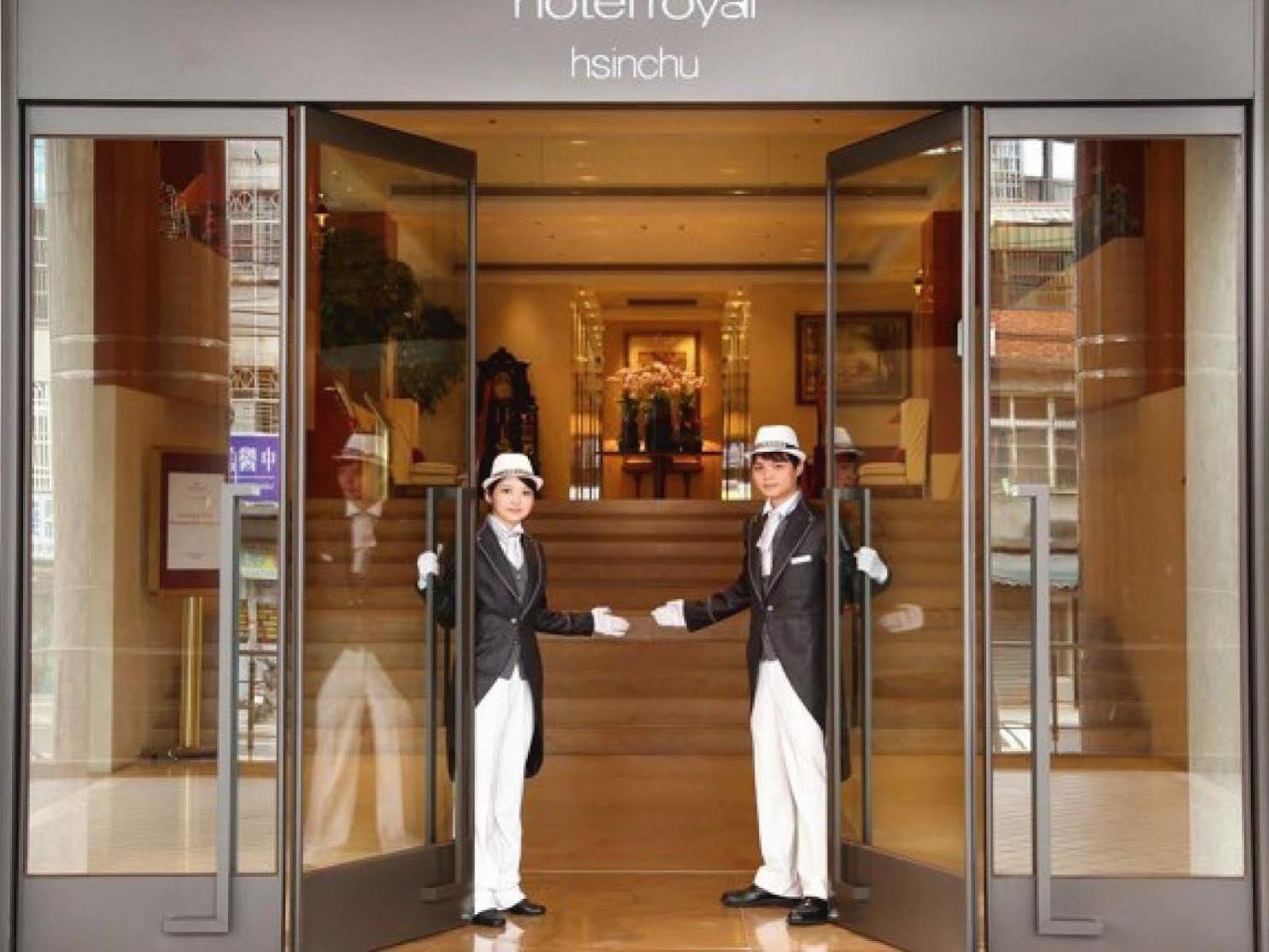 Hotel Royal Hsinchu Exterior photo Entrance to the hotel