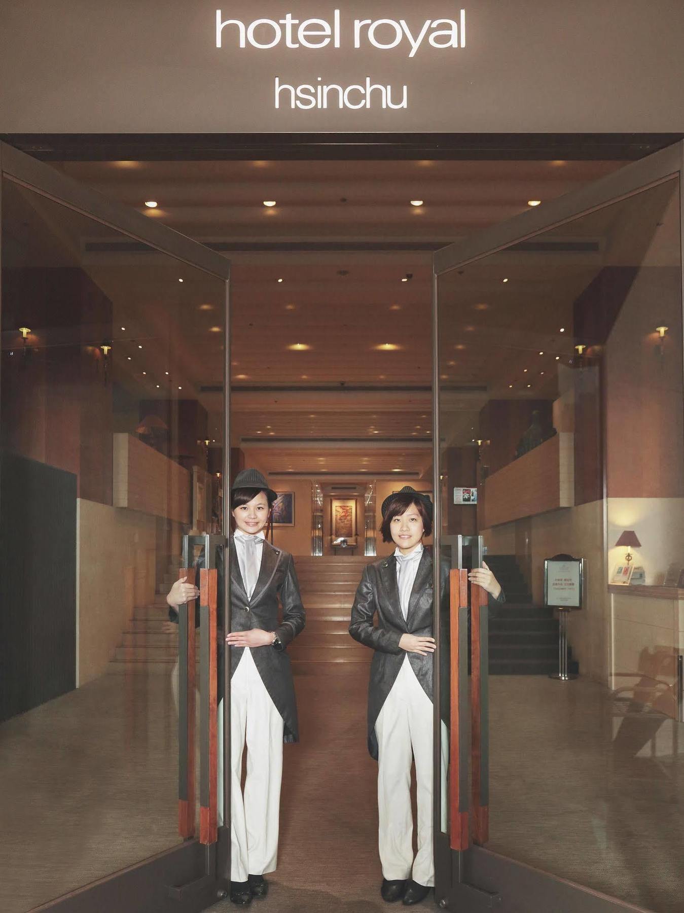 Hotel Royal Hsinchu Exterior photo Concierge at the entrance of a hotel