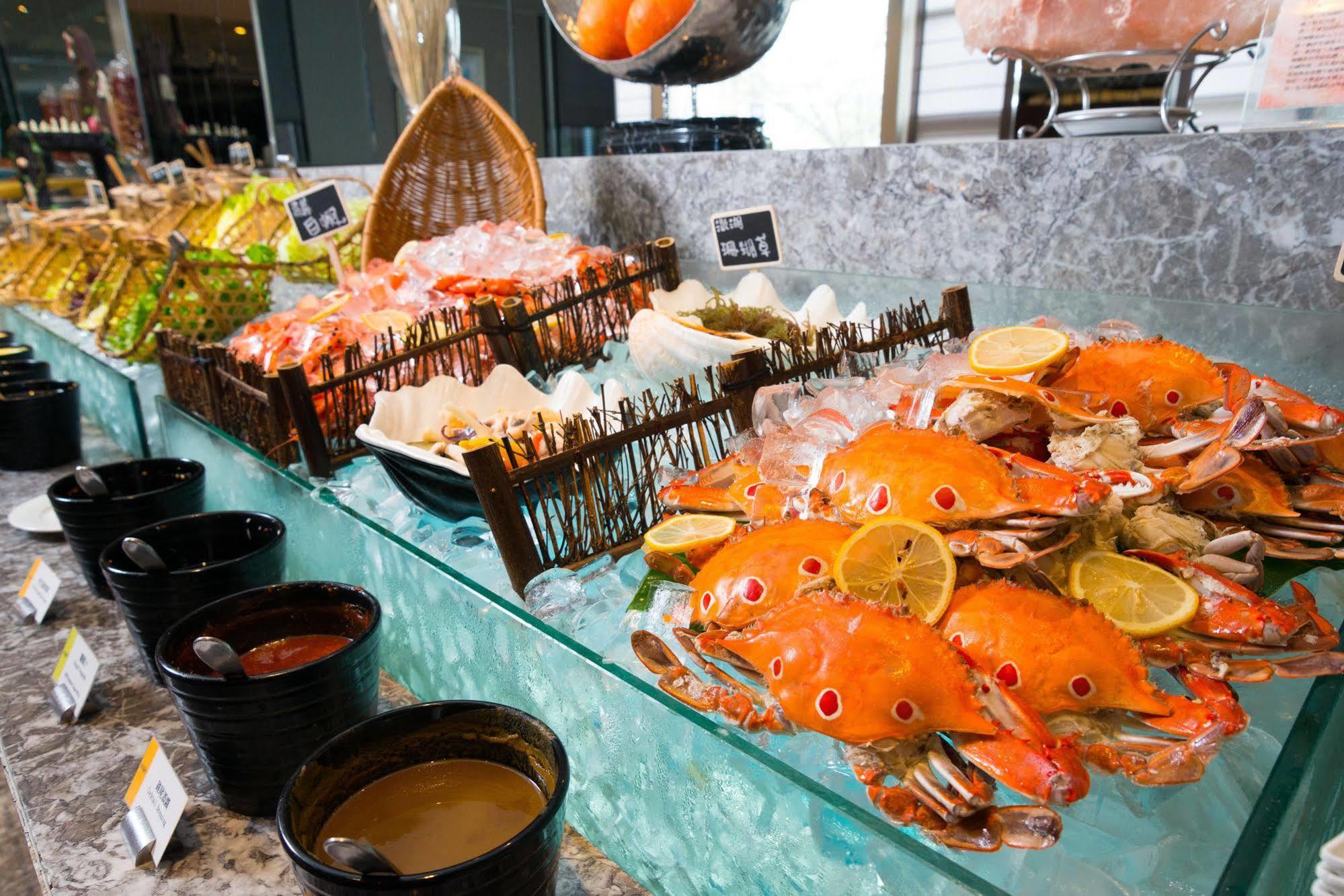 Hotel Royal Hsinchu Exterior photo Seafood on ice at a buffet
