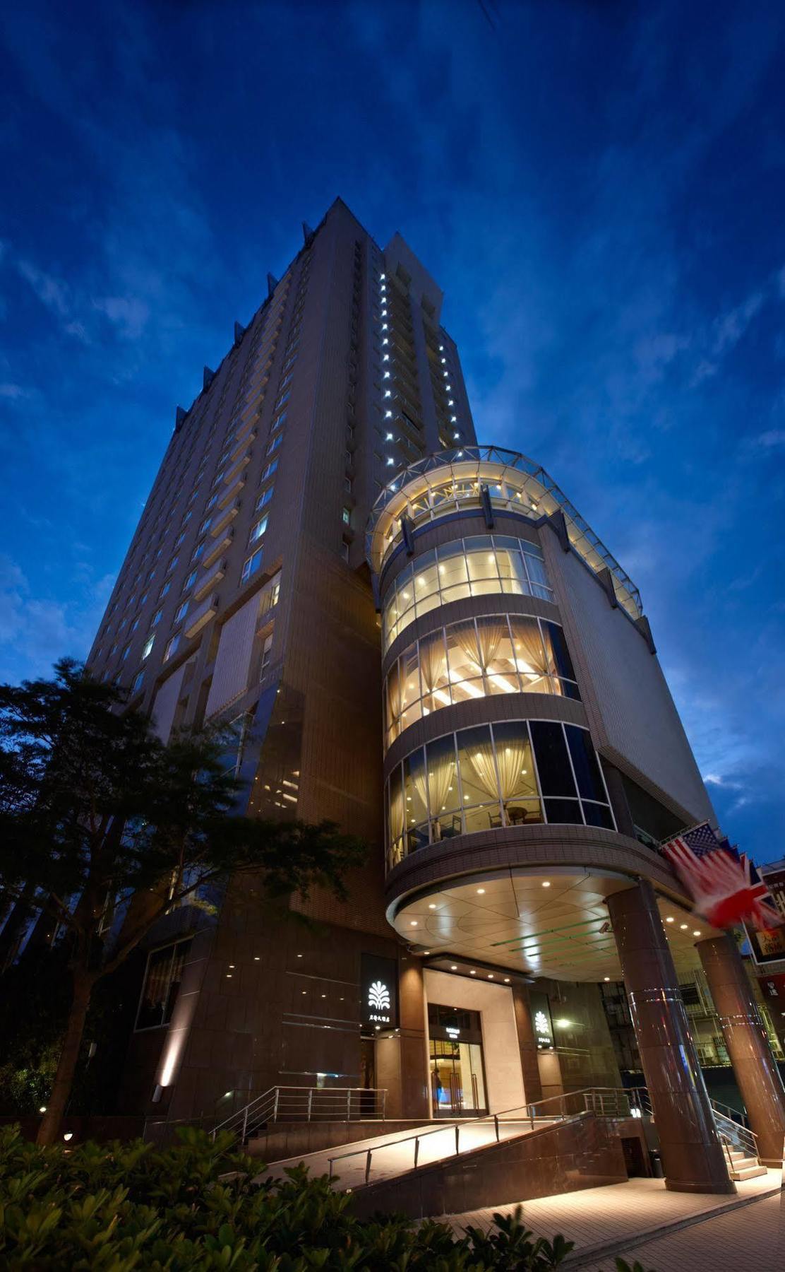 Hotel Royal Hsinchu Exterior photo The hotel at night